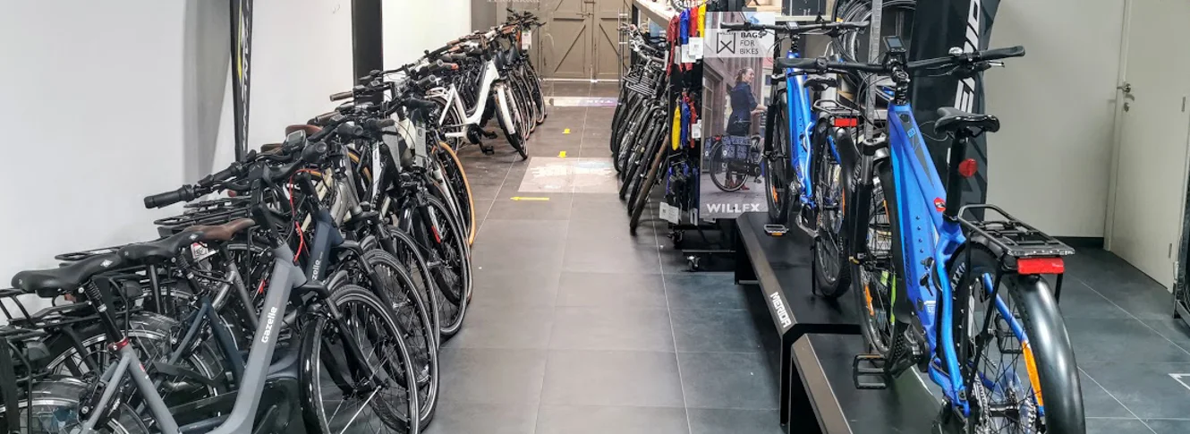 Foto van de winkel met fietsen